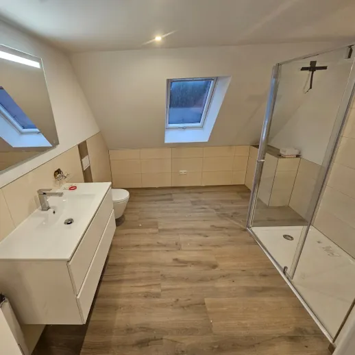 Ein Bild, das ein Beispiel von Innenausbau zeigt.