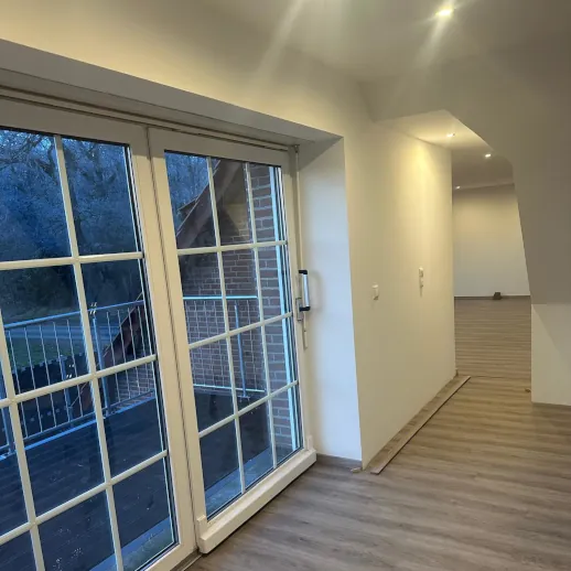 Das Innere eines fertig renovierten Raums und ein Balkon